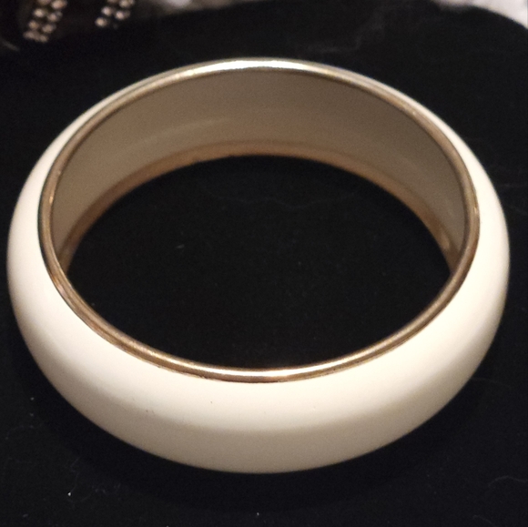 White with gold trim bracelet. Good condition - Picture 3 of 4